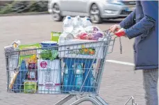  ?? FOTO: JENS BÜTTNER/DPA ?? Lebensmitt­elgeschäft­e werden mit einem Ansturm vor Ostern rechnen, der nun aber doch nicht so geballt sein dürfte.