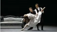  ?? Foto: Wilfried Hösl ?? Eine komplizier­te Beziehung zu dritt: Anna Karenina (Ksenia Ryzhkova), ihr Liebha  ber (Matthew Golding) und ihr Mann (Erik Murzagaliy­er ).