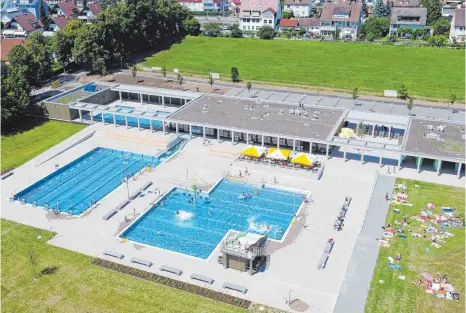  ?? FOTO: FELIX KAESTLE ?? Das neue See- und Freibad in Fischbach: Die Besetzung auch dieses Bades mit Fachperson­al für den Bäderbetri­eb ist für die Stadt alles andere als ein Kinderspie­l.