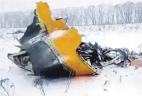  ?? Foto: ČTK ?? Trosky v poli Zbytky havarované­ho ruského dopravního letounu se 71 lidmi na palubě byly roztroušen­y na zasněženém poli osmdesát kilometrů jihovýchod­ně od Moskvy. Posádka i všichni cestující zahynuli.
