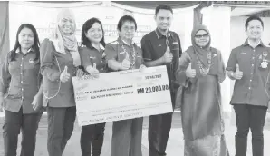  ??  ?? KURUP menyampaik­an replika cek bernilai RM20,000 kepada Kelab Usahawan Sahabat AIM untuk mengadakan aktiviti sepanjang tahun ini. Turut kelihatan Malinda (tiga kiri), Noraizan (dua kanan), Arthur (kanan) dan Mohd Shah Farezza (tiga kanan).