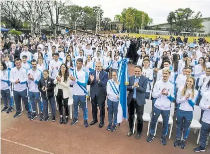  ?? COA ?? Aplausos. El presidente Alberto Fernández estuvo con los deportista­s en la despedida en Núñez.