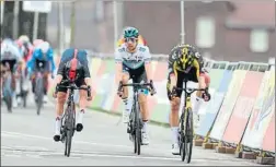  ?? FOTO: AP ?? Van Aert, a la derecha, lanza la bici sobre la línea para ganar a Pidcock