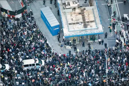  ?? WANG YING / XINHUA ?? Protesters gather outside the New York Police Department at Times Square in New York City on Sunday. It was the sixth day of protests and violent unrest, sparked by the death of George Floyd, a black man who died in Minneapoli­s police custody.