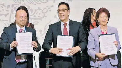  ??  ?? Renato Sales, Omar Fayad y María Cristina García Cepeda muestran el acuerdo firmado en Pachuca.