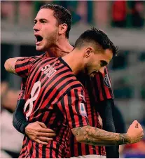  ??  ?? L’abbraccio Suso e Davide Calabria esultano per il gol-vittoria