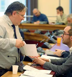  ?? (Foto Rensi) ?? In aula Gianni Festini Brosa (in piedi) si confronta con i colleghi di partito