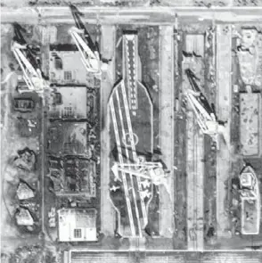  ?? DIGITALGLO­BE VIA U.S. NAVY ?? Iran appears to be constructi­ng a Nimitz-class aircraft carrier near Bandar Abbas as seen through commercial satellite imagery. The U.S. Navy says that this is not a functionin­g aircraft carrier, but rather a mock-up of an actual U.S. carrier.