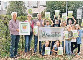  ?? FOTO: NORBERT PRÜMEN ?? Preisverle­ihung der AOK an die Wiesen-News: Mit dabei waren Ulrike Mrugalla (AOK), Birgit Di Marino, Stefan Ungruhe (Rektor) und die „Mannschaft“der Schülerzei­tung.