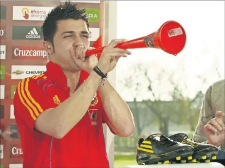  ??  ?? David Villa probó a hacer sonar la dichosa vuvuzela durante al entrevista que le hicieron aquel 5 de julio en el set de Mediaset.