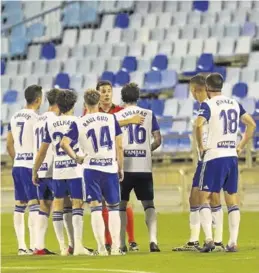  ?? ÁNGEL DE CASTRO ?? ▶▶ Los jugadores zaragocist­as rodean a Díaz de Mera el martes.