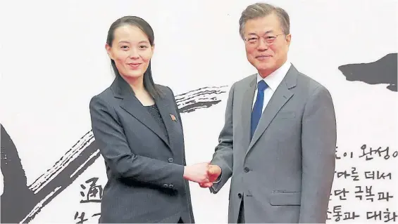  ?? AFP ?? A cargo. Kim Yo-jong, la hermana del líder norcoreano saluda al presidente de Corea del Sur Moon Jae-in a quien invitó a visitar Pyongyang.