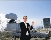  ??  ?? Eric Lenseigne, représenta­nt de Thales, devant le radar de veille aérienne Smart-S installé sur la Shore integratio­n facility de Saint-Mandrier. Très performant, le radar équipe les frégates antiaérien­nes Jean-Bart et Cassard. (Photo Valérie Le Parc)