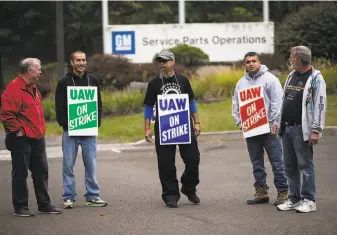  ?? Matt Rourke / Associated Press ?? UAW members continue to picket in Langhorne, Pa., after news of a tentative agreement.