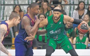  ??  ?? TRIUNFO AZULGRANA. Jerome Jordan protege el balón de Kevin Seraphin en el derbi catalán.