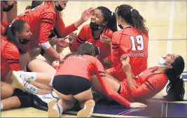  ?? PHOTO BY ANDY HOLZMAN ?? Harvard-Westlake players celebrate after winning the CIF State SoCal Regional Div. I final.