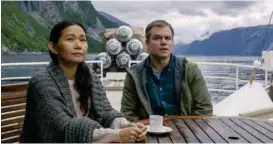  ?? FOTO: FILMWEB ?? NORSK UTFLUKT: Ngoc Lan Tran (Hong Chau) og Paul Safranek på tur inn Trollfjord­en med vodka på slep.