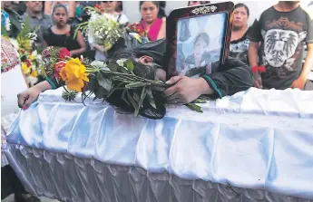  ?? FOTO: AP ?? Una abuela indígena cuya nieta murió en el incendio dijo que “nadie debería morir por pobre”.