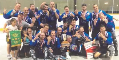  ??  ?? L’équipe de hockey- balle de la BFC Bagotville se compose de l’élève- officier Mathieu Bélanger, du sergent Samuel Bergeron, du caporal Jean- François Bérubé ( de Montréal, repêché), de l’aviateur Samuel Brassard- Lajoie, du capitaine Gérard Caron ( entraîneur de l’année), du caporal- chef Yannick Fredette, du sergent Josua Gauvin, du sergent Andrew Glessing ( d’Ottawa, repêché), du caporal- chef Dany Girard, du caporal- chef Claude Houde, du caporal Charles Houle, du caporal Étienne Jean, du caporal Bryan Legault, du caporal- chef Dany Munger, du caporal- chef Mathieu Néron, du caporal- chef Jean- Mathieu Perrier, du caporal Simon Proulx ( de Montréal, repêché), du caporal- chef Marc Tessier, du sergent Mathieu Tremblay, du caporal- chef Mathieu Tremblay- Boudreault et du caporalche­f Théo Van Houtte. Photo prise lors de la victoire de l’équipe au championna­t national en août 2017.