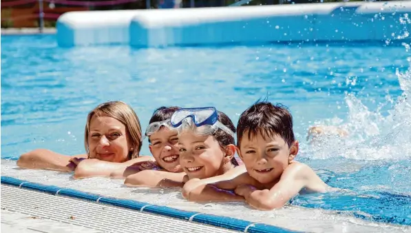  ?? Foto: Judith Roderfeld ?? Familie Vollmer aus Dillingen genießt den Saisonstar­t des Eichwaldba­des. Seit vielen Jahren kommt sie hierher, um zu tauchen, Ball zu spielen oder einfach nur zu planschen und in der Sonne zu liegen. Für das Foto po sieren Anna Vollmer und ihre Kinder (von links) Marius, Hannah und Pirmin.