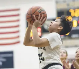  ?? VINCENT D. JOHNSON/DAILY SOUTHTOWN ?? Oak Forest’s Sade Rodriguez goes to the basket against Argo during a South Suburban Conference crossover in Oak Forest on Thursday.