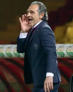  ??  ?? Stanchezza Cesare Prandelli a Benevento Sotto i dirigenti Joseph Commisso e Joe Barone