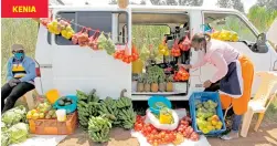  ?? /REUTERS ?? Una vendedora ambulante arregla su puesto para vender frutas y verduras afuera de su camioneta en una carretera en Nairobi
KENIA