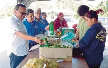  ??  ?? MUHAR (kiri) melawat gerai pada program jualan Sentuhan Rakyat di tapak pasar malam Junjung, semalam.