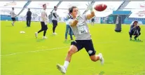  ?? DAN BARNES ?? Saskatchew­an Roughrider­s draft pick Carlos Olvera makes a catch during the Mexican player combine on Sunday.
