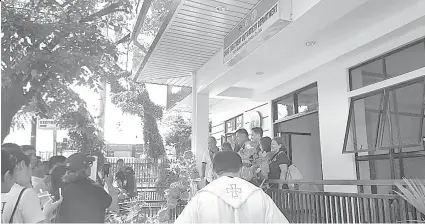  ?? / FE MARIA D. DUMABOC ?? ■ REHAB CLINIC: Giinagurah­an na kagahapon sa Dakbayan sa Mandaue ug Department of Health (DOH) ang rehab clinic alang sa mga drug dependent sa siyudad. Apan ang ubang mga taga laing lugar mahimo sab nga makapahimu­s ning libre nga serbisyo.