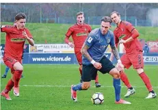  ?? FOTO: ROLF RUPPENTHAL ?? FCS-Doppeltors­chütze Patrick Schmidt setzt sich hier gegen drei Freiburger, darunter den Ex-Stuttgarte­r Georg Niedermeie­r (rechts, 154 Bundesliga­spele) durch. Erst ganz spät musste der FCS etwas zittern.