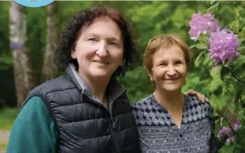  ?? FOTO RR ?? Ann (rechts) bundelde de cursiefjes van haar moeder in een boek, haar zus Lia zorgde voor de eindredact­ie.