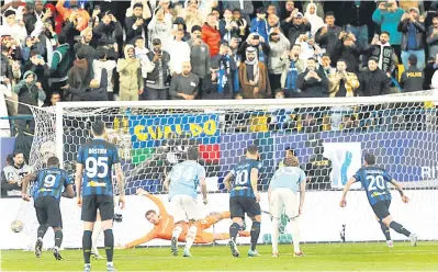  ?? — Gambar AFP ?? AKSI TUMPUAN: Antara babak-babak aksi perlawanan separuh akhir Piala Super Itali di antara Inter Milan dan Lazio di Stadium Al-Awwal Park di Riyadh.