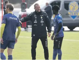  ?? FOTO: MARTIN HAUGEN ?? COACHING: Arne Sandstø og Jahn Robert Holmbren har jobbet med å få det beste ut av David Akintola. For det står ikke på potensiale­t.