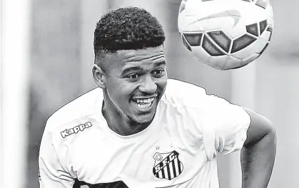  ?? Ernesto Guerra Azevedo - 17.out.16/Santos FC ?? Diogo Vitor cabeceia a bola durante treinament­o do Santos; o jogador já teve uma série de sumiços no clube, mas conta com a confiança de pessoas próximas, como o técnico da equipe B do Peixe, Kleiton Lima