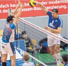  ?? FOTO: GÜNTER KRAM ?? Der VfB Friedrichs­hafen, rechts Jovan Markovic im Angriff, leistet sich ein Kopf-an-Kopf-Rennen mit Konstanz.