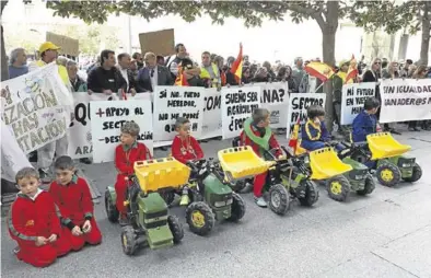  ?? ÁNGEL DE CASTRO ?? Tractorada del sector agrícola el pasado 10 de marzo en Zaragoza.