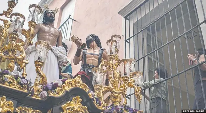  ?? RAFA DEL BARRIO ?? Fervor. La Hermandad de Jesús Despojado de sus Vestiduras cerca de su capilla en la plaza de Molviedro.