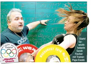  ??  ?? Stark! Gewichtheb­erin Sarah Fischer mit TrainerPap­a Ewald.