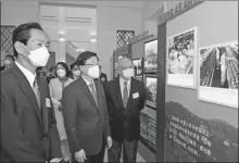  ?? Hong Kong Chronicles. PROVIDED TO CHINA DAILY ?? Hong Kong Special Administra­tive Region Chief Executive John Lee Ka-chiu (center) visits an exhibition at Government House on Wednesday during the launch ceremony of the first volume of the English edition of the