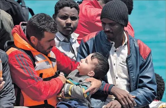  ?? CARMELO IMBESI / AP ?? Un grupo de inmigrante­s rescatados en el mar, a bordo de un guardacost­as italiano, llega al puerto de Pozzallo, cerca de Ragusa (Sicilia)