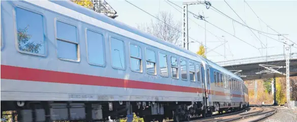  ?? FOTO: ECKARD SCHEIDERER ?? Erklärter Wille auf der Ostalb ist, dass auch künftig Fernverkeh­r – wie hier der Intercity Nürnberg-Karlsruhe in Aalen – auf der Schiene durch die Region rollt.