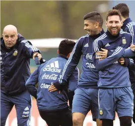  ?? FOTO ?? Jorge Sampaoli espera que Éver Banega sea el socio de Lionel Messi en el duelo de esta tarde-noche ante Venezuela.