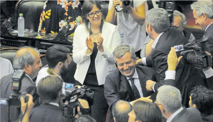  ?? DIEGO DÍAZ ?? Celebració­n oficialist­a. Emilio Monzó fue reelecto como presidente de la Cámara de Diputados. Lo abrazaron diputados y funcionari­os de Cambiemos, un espacio reforzado.