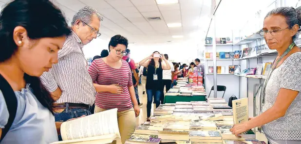  ??  ?? El evento organizado por la institució­n promueve el intercambi­o de conocimien­to y ayuda a impulsar a la industria editorial.