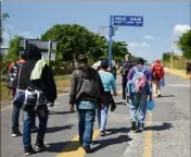  ?? (Photo AFP) ?? Des migrants du Salvador poursuivan­t leur route à travers le Mexique.