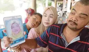  ?? PIC BY ZAMAN HURI ISA ?? Tuan Kamaruzama­n Tuan Meli showing a picture of his mother, Massimah Musa, who died three days after they were reunited, in Pasir Puteh yesterday.