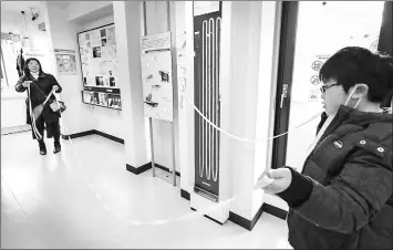  ??  ?? At the Meguro Parasitolo­gical Museum in Tokyo, visitors hold an 8.8-metre-long rope that is equivalent to the length of a tapeworm found in a man. — Photos by Taku Yaginuma for The Japan News-Yomiuri