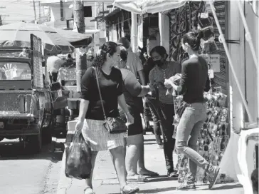  ?? EL DEBATE ?? > Vendedores semifijos en el mercado.