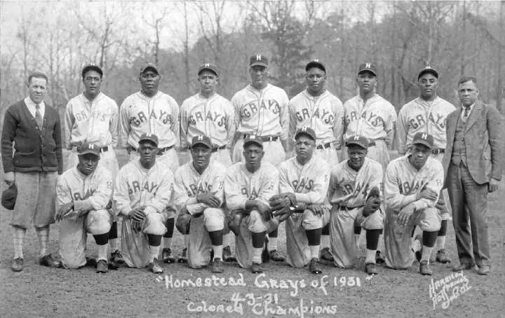  ?? Wikimedia ?? The 1931 Grays in spring training in Hot Springs, Ark. Posey is at left rear. Hall of Fame players are Jud Wilson, third from left, front row; Smokey Joe Williams, fifth from left, back row; Josh Gibson, fourth from right, back row, and Oscar Charleston, second from right, back row.